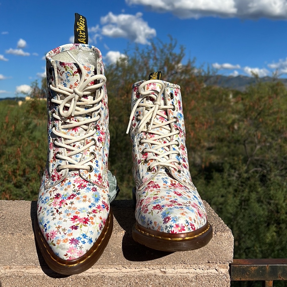 🌸 Dr. Martens Vintage Pointed Toe Floral Boots 🌸